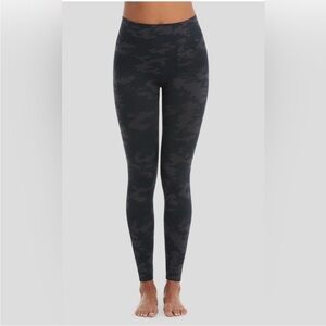Spanx// Look at me now leggings black and gray camo size small